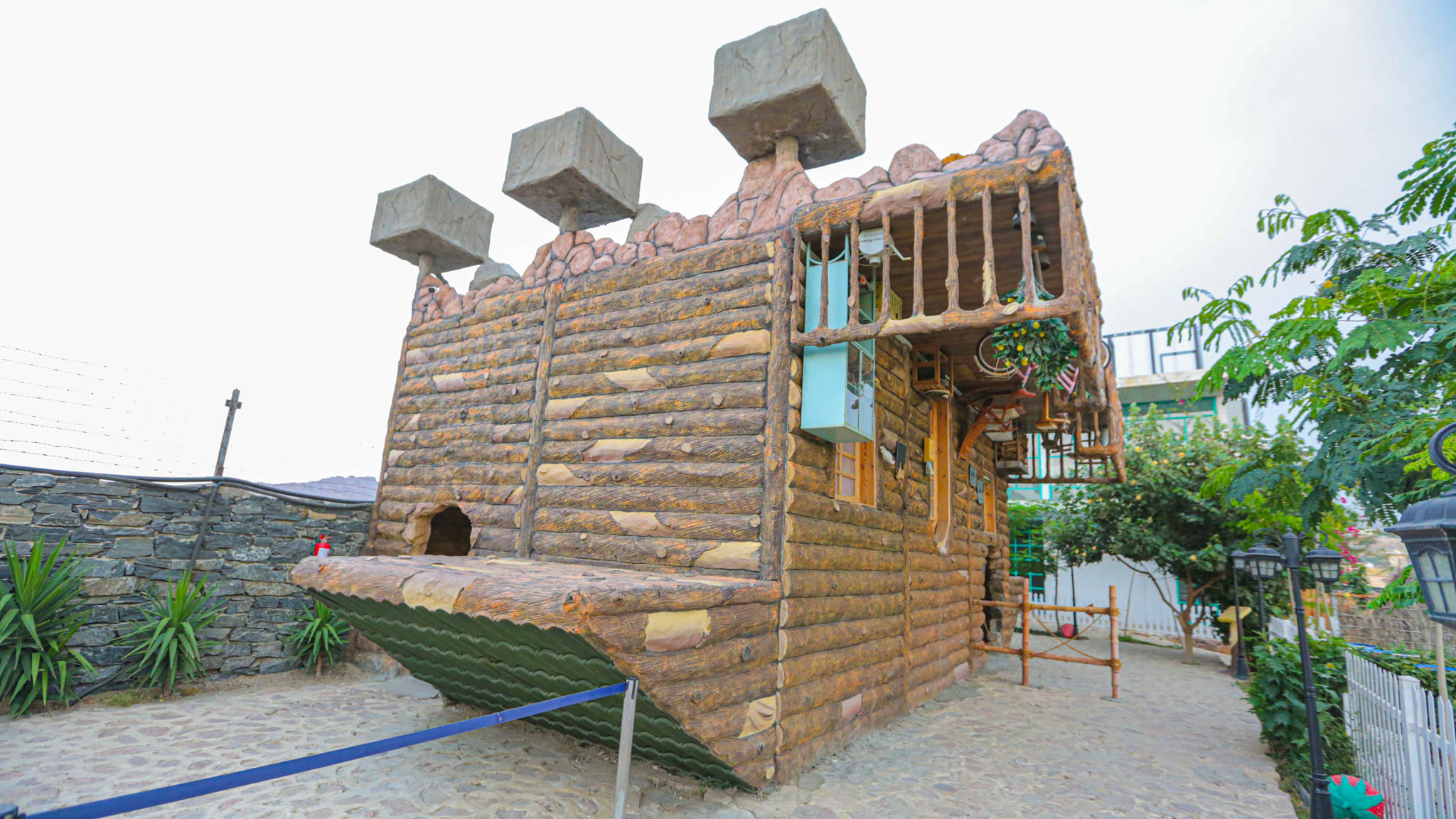 البيت المقلوب